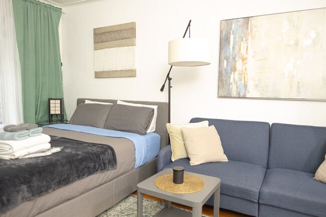 Building Photo - 330 E 74th St