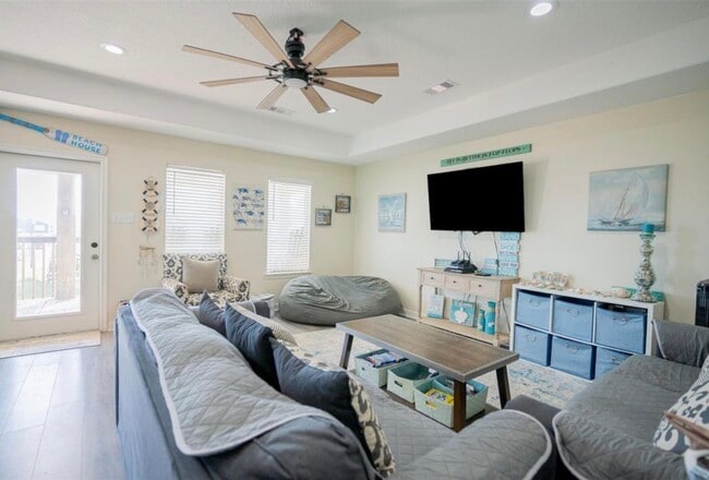 Building Photo - 12919 Coronado Dr