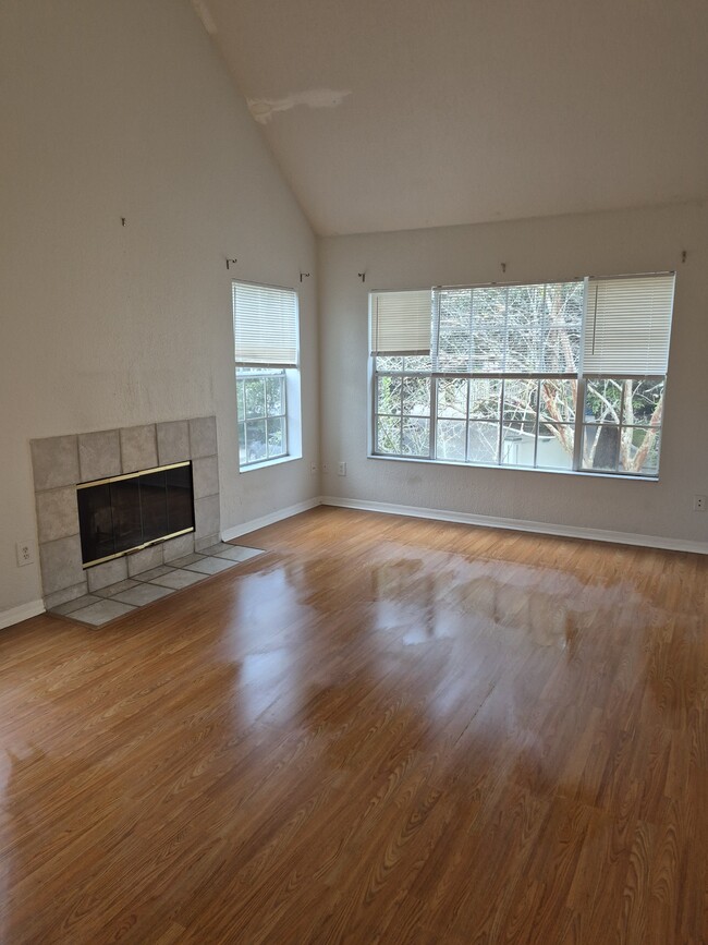 Building Photo - 13700 Richmond Park Dr N