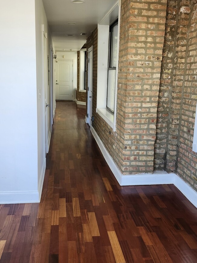 Building Photo - 6410 N Hoyne Ave