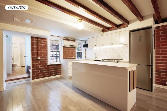 Building Photo - 160 Guernsey St