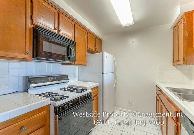 Building Photo - Mar Vista Upper 3Bd/2.5BA Multi-Level Condo