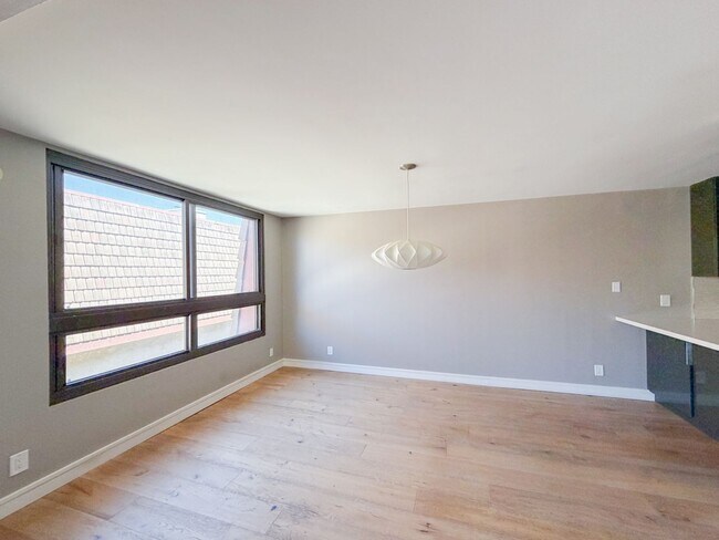 Foto del edificio - Top Floor Beautiful 2BD 2BA