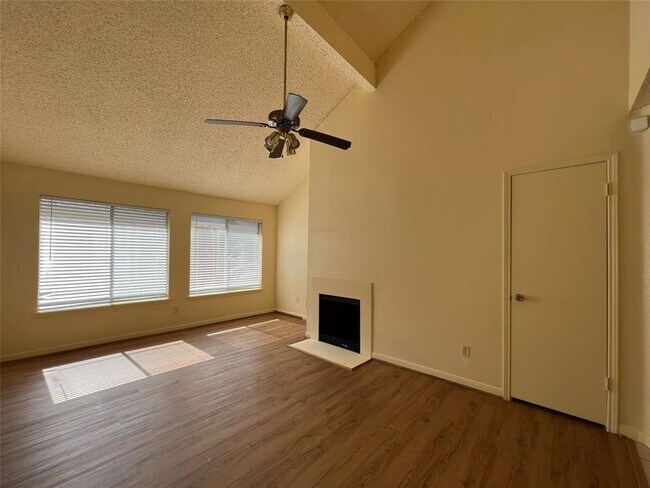 Foto del edificio - 12400 Overbrook Ln
