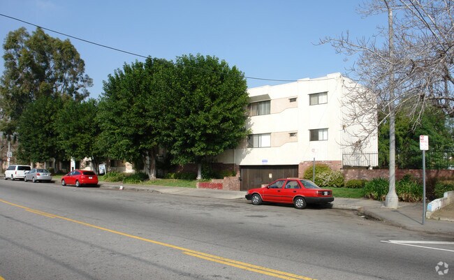 Building Photo - 7320 Hazeltine Ave