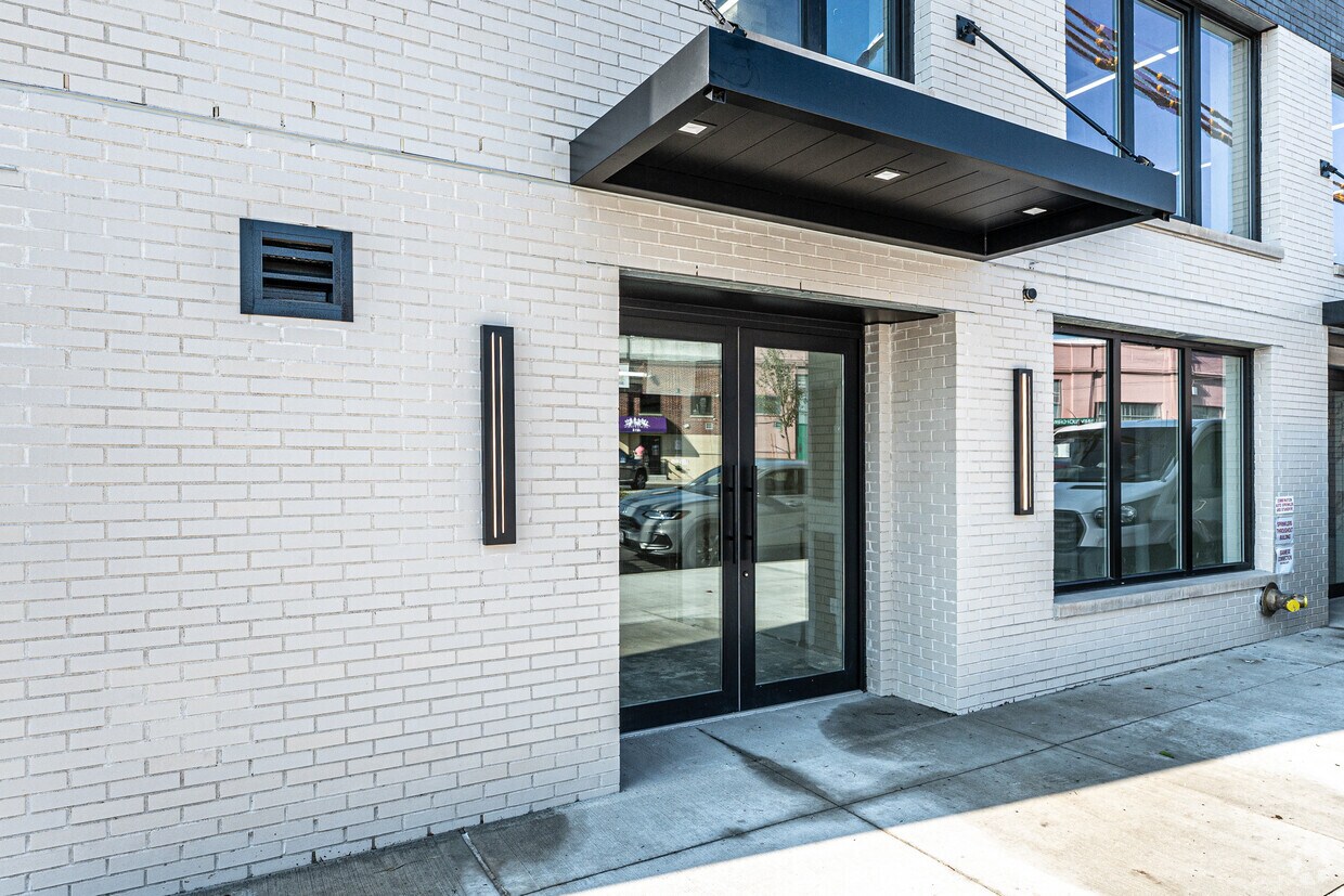 Building Entrance - 906-916 E New York Ave