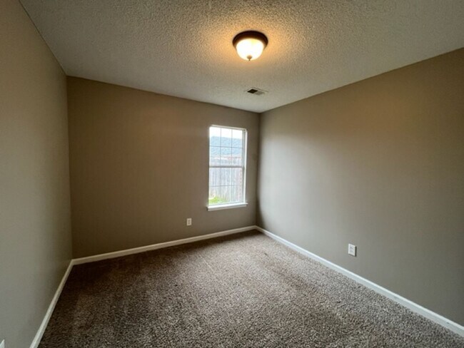 Building Photo - Renovated 3 Bedroom 2 Bath Home for Rent with 2 Car Garage!
