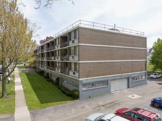 Entrada al estacionamiento cubierto - Colony Apartments