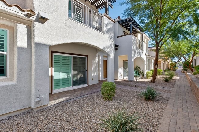 Building Photo - FANTASTIC 2-BEDROOM TOWNHOME IN GUARD GATE...