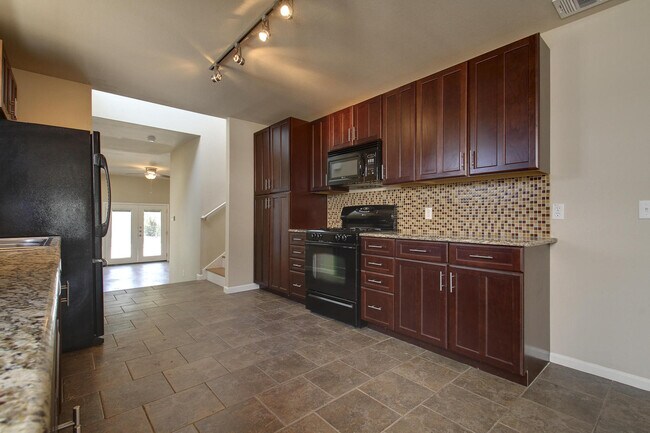 Foto del edificio - UT PRE LEASE: 2009 Remodeled 6 Bed / 3 Bat...