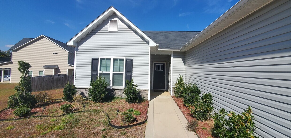 Primary Photo - Gorgeous 3 bedroom 2 bath home Built-in 2019.