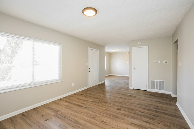 Building Photo - 728 Holiday Dr