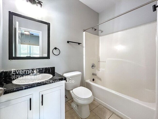 Foto del edificio - Spacious 4-Bedroom Townhome with Modern Co...