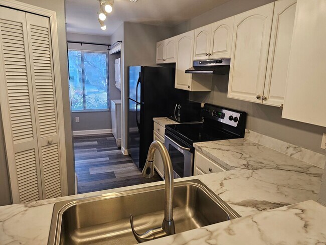 Building Photo - East Side 2 Bed 2 Bath Condo, Near Full Sail, UCF & Valencia.