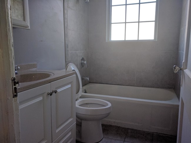 Building Photo - 420 N Hyde Park Ave