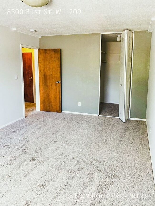 Building Photo - Charming 1BR in the Heart of St Louis Park...