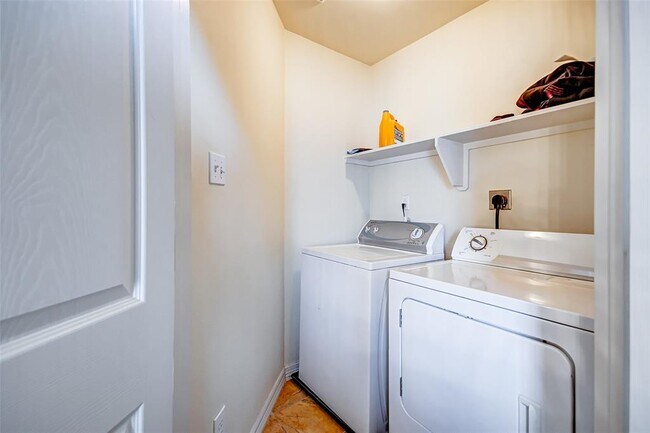 Building Photo - 3308 Bastrop St