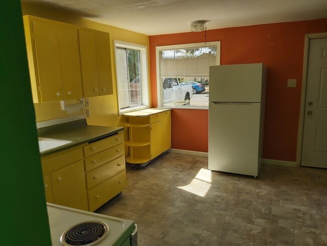 Building Photo - Cozy 1 Bed, 1 Bath House with Big Backyard and Outdoor Deck!