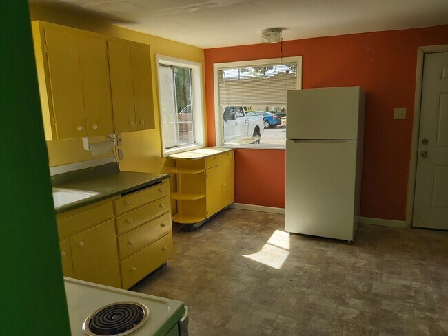 Foto del edificio - Cozy 1 Bed, 1 Bath House with Big Backyard and Outdoor Deck!
