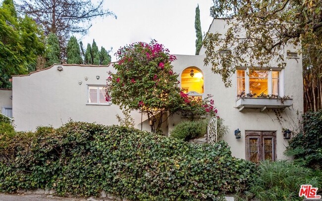 Foto del edificio - 8060 Woodland Ln