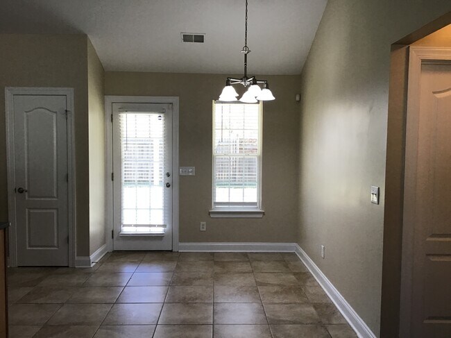 Building Photo - 305 Equinox Circle