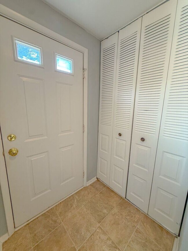 Foto del edificio - Move-In Ready North Raleigh Townhome Near I-440 & I-540