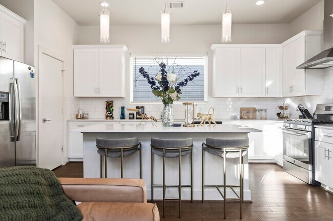 Foto del edificio - 2210 Lou Ellen Ln