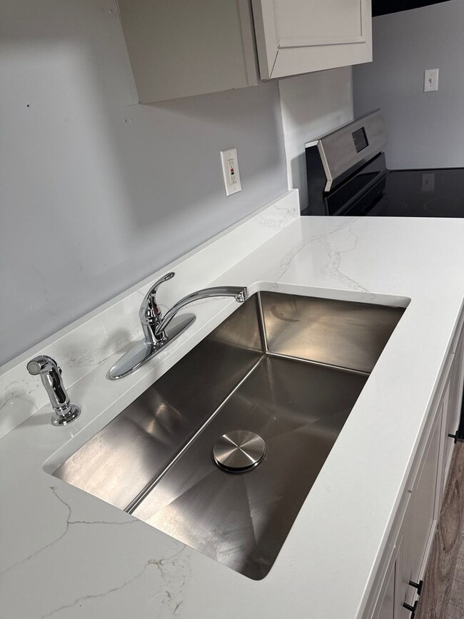 Building Photo - 2 Bedroom 1 Bathroom! Recently Remodeled! ...