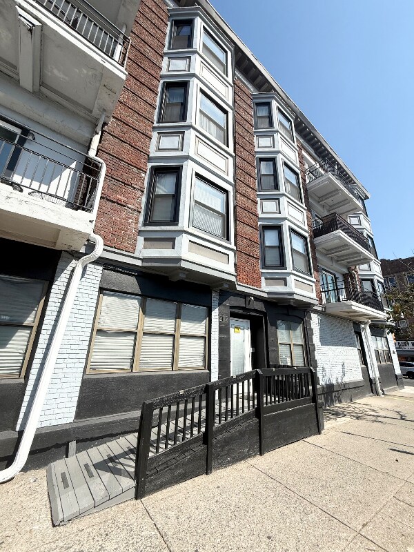 Building Photo - 202 N 6th St