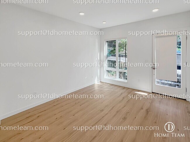 Foto del edificio - "Spacious 3-Bed Townhouse with Scenic View...