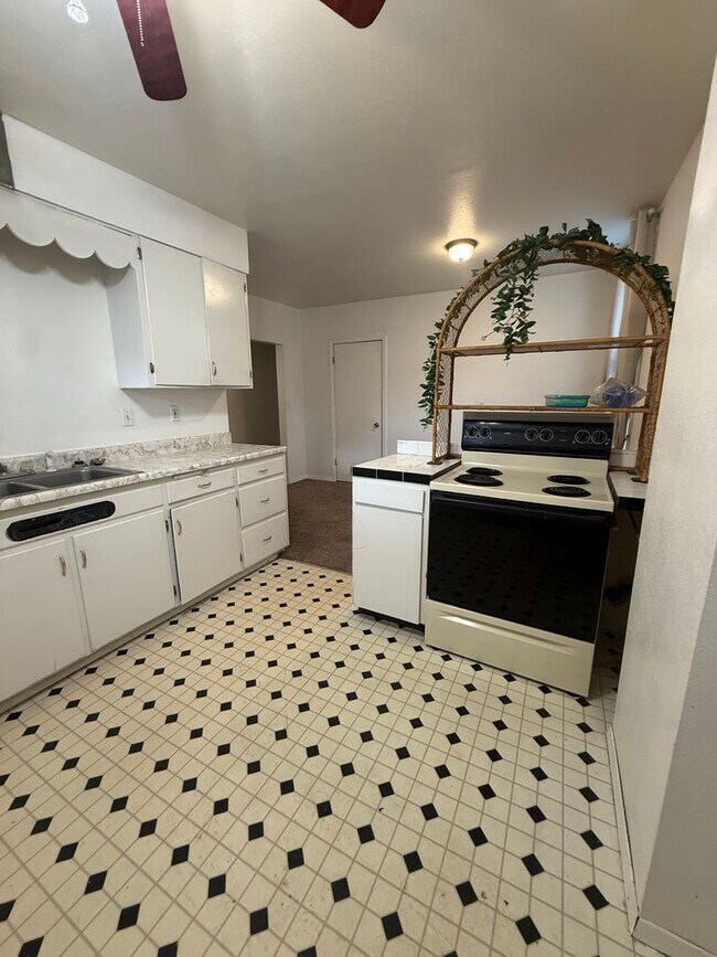 Building Photo - 402 W Mercury St