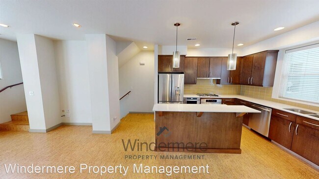 Building Photo - 2 br, 1.5 bath House - 251 W Sumach St