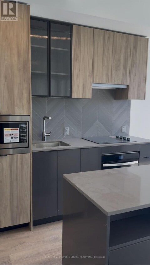 Photo du bâtiment - 1037 The Queensway