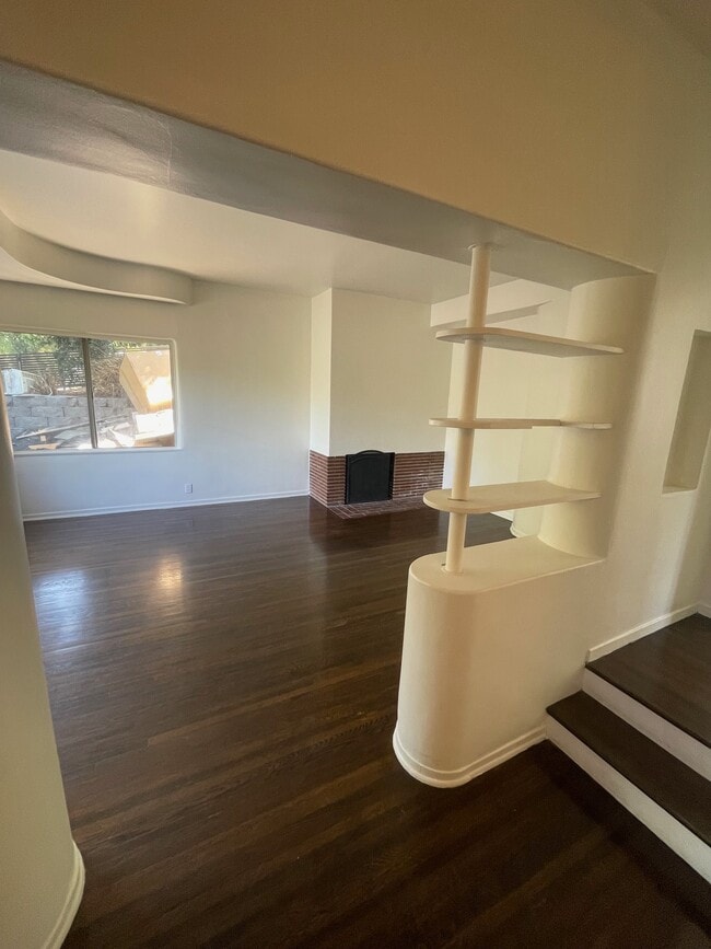 Building Photo - 3043 Hollycrest Dr