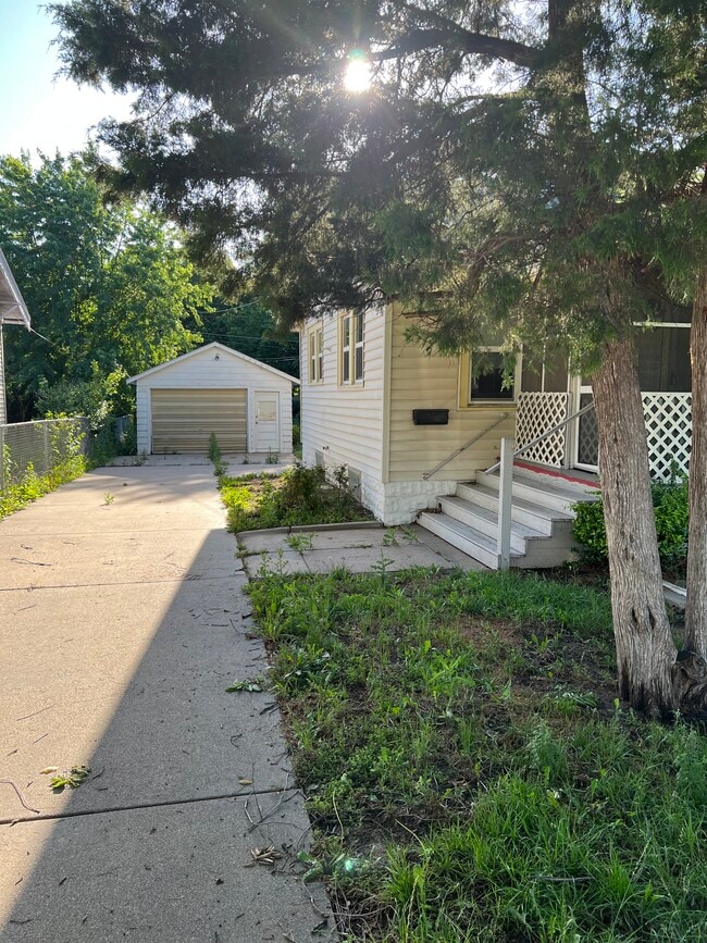 Building Photo - 523 N Erie Ave