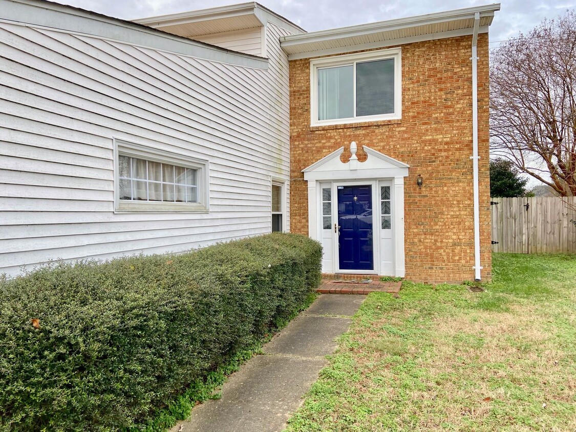 Primary Photo - 3BD/2.5BA Townhouse with Garage! Close to ...