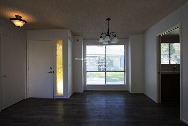 Foto del edificio - 3 bedroom, 2 bathroom townhome with attach...