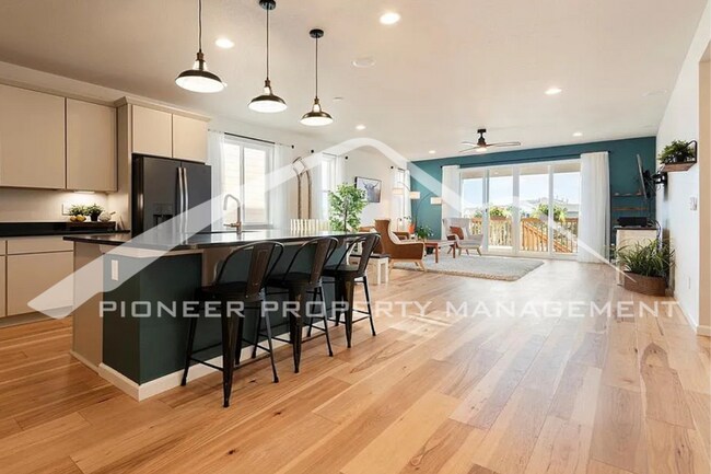 Foto del edificio - Stylish Main-Level Living with Finished Ba...