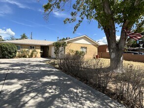 Building Photo - 2712 Palomas Dr NE