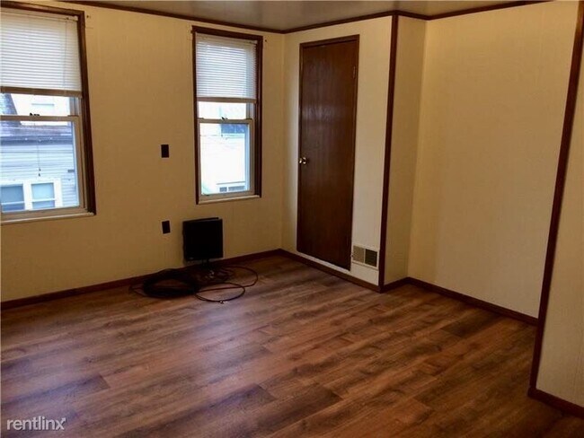 Building Photo - 2 br, 1 bath Triplex - 460 Taylor St Apt 2