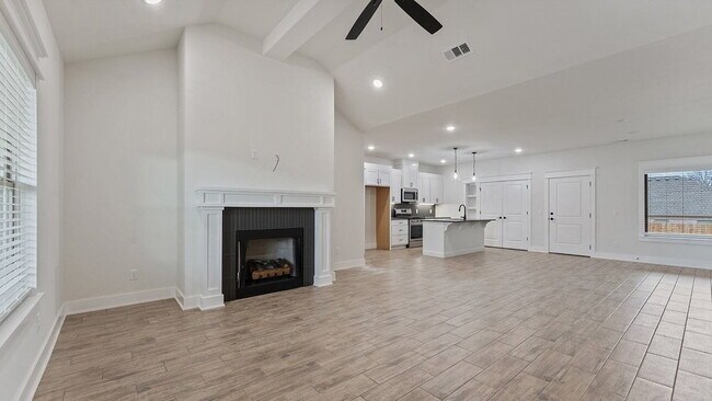 Photo - "Charming 3-Bedroom Retreat with Granite Elegance & Cozy Fireplace in Farmington!" Apartment