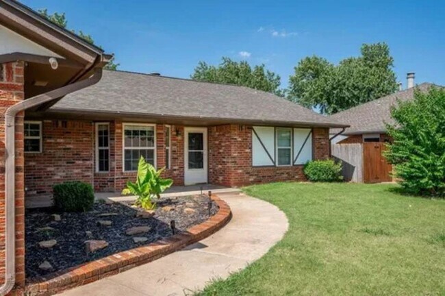 Foto del edificio - Updated 3 Bedroom/2 Bath Home w/Beautiful Landscaping - Edmond Schools