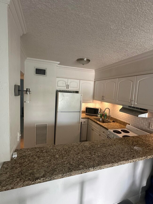 Building Photo - 2124 NE 5th Ave