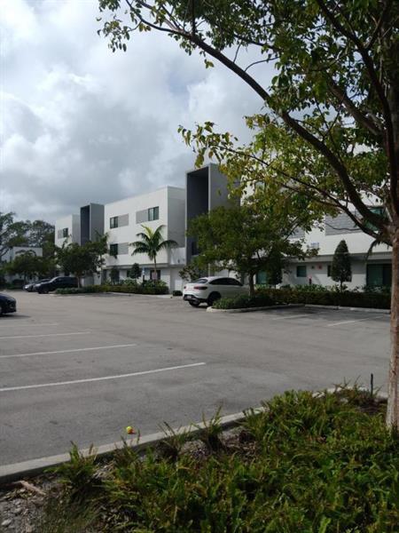 Foto del edificio - 3050 NW 68th St