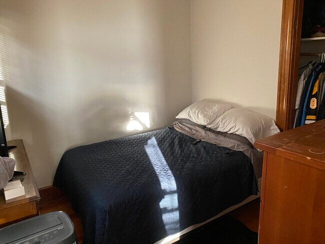 Building Photo - 753 E 7th St