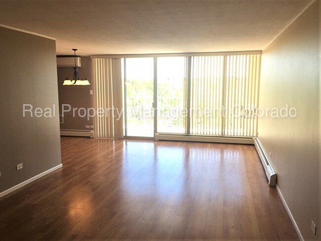 Building Photo - Beautiful Condo in Park Mayfair