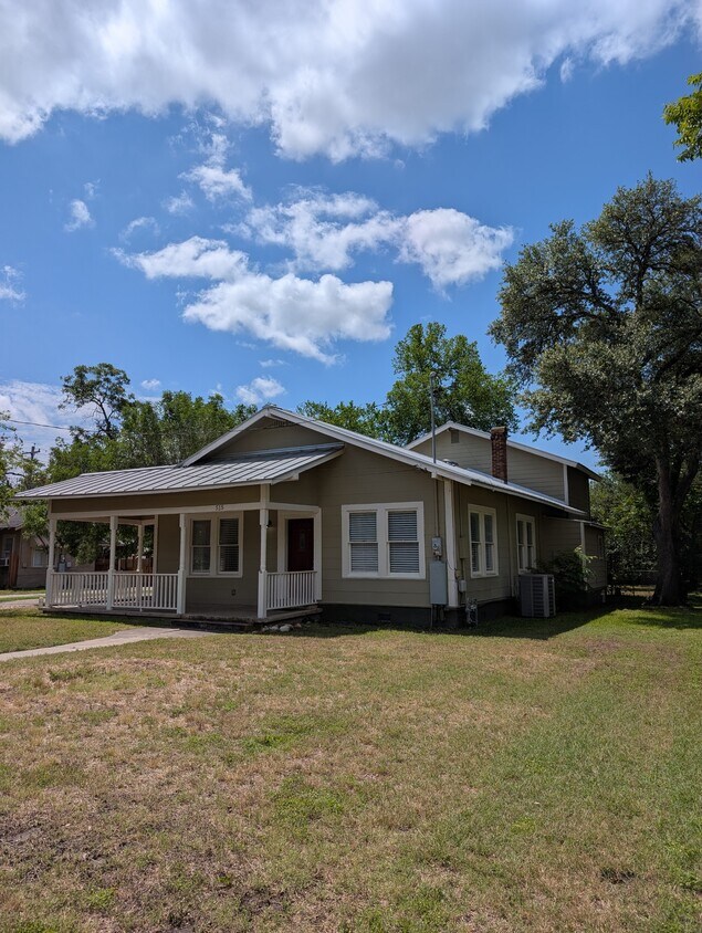 Primary Photo - 515 E Elm St