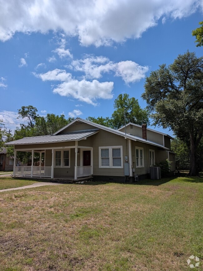 Building Photo - 515 E Elm St