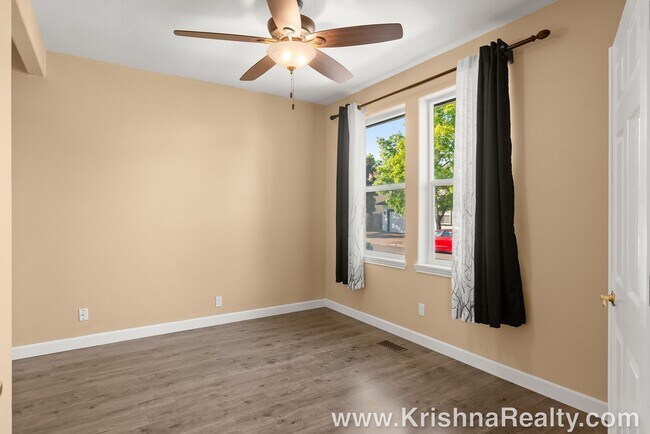 Foto del edificio - Beautiful 3 BD* 2.5 BA* + Office/Den Downs...