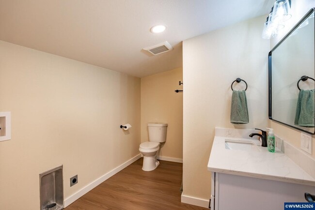 Building Photo - Fully Remodeled 2 Bedroom on a corner lot!
